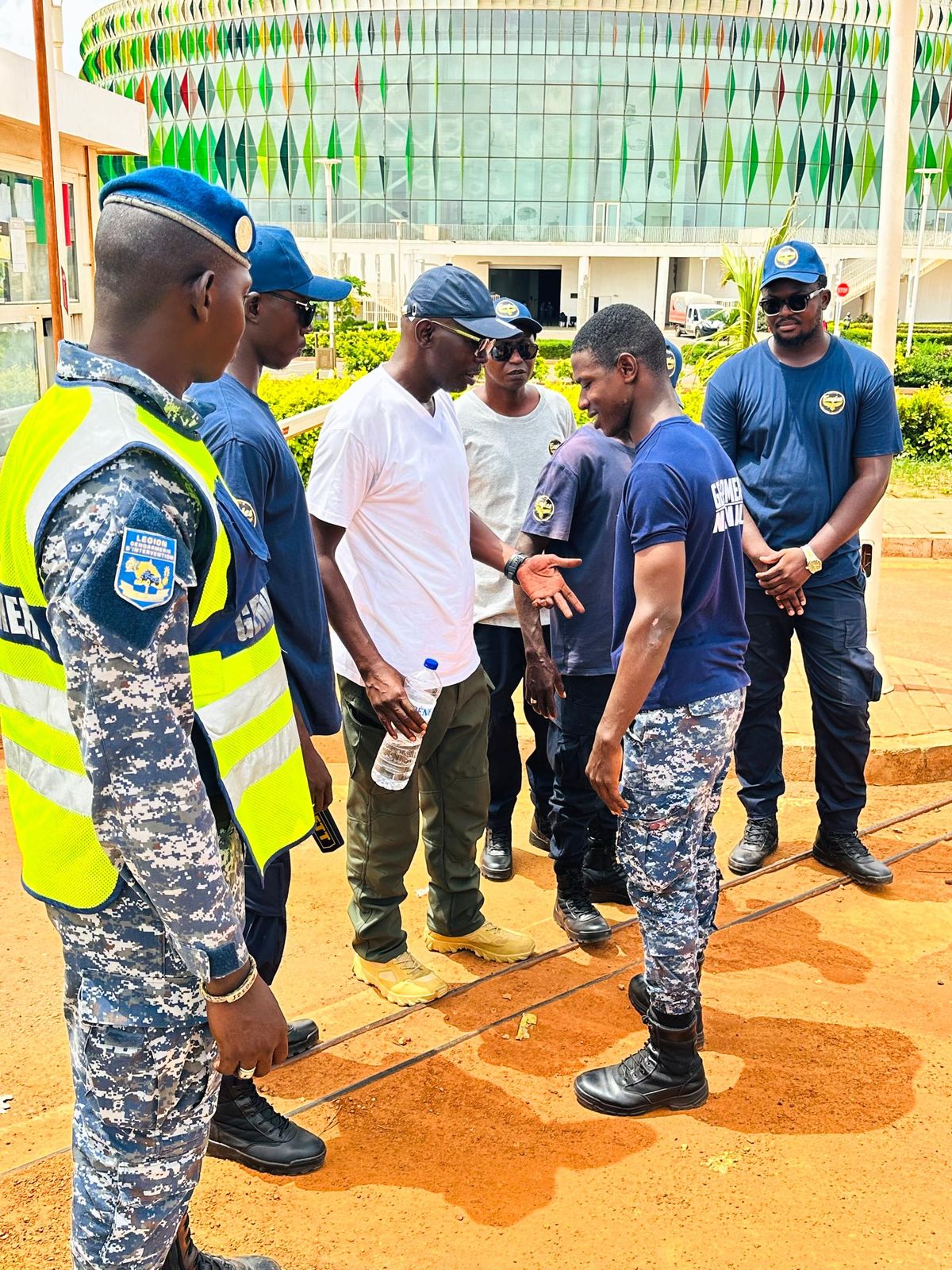 Coordination entre agents de sécurité et gendarmes au poste de contrôle